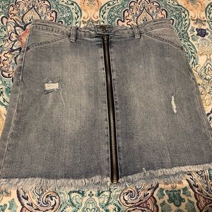 RUE 21 DISTRESSED DENIUM SKIRT SIZE MEDIUM LIKE NEW Zip up front